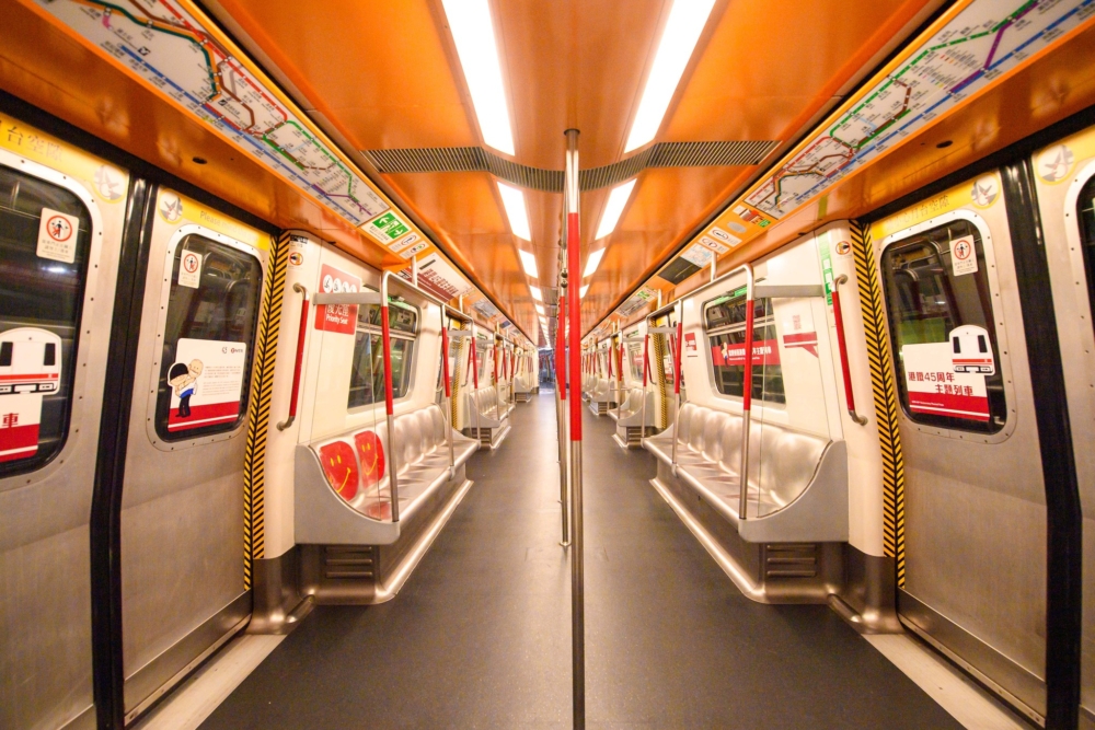 港鐵扶手梯新廣告促市民「左右企穩」