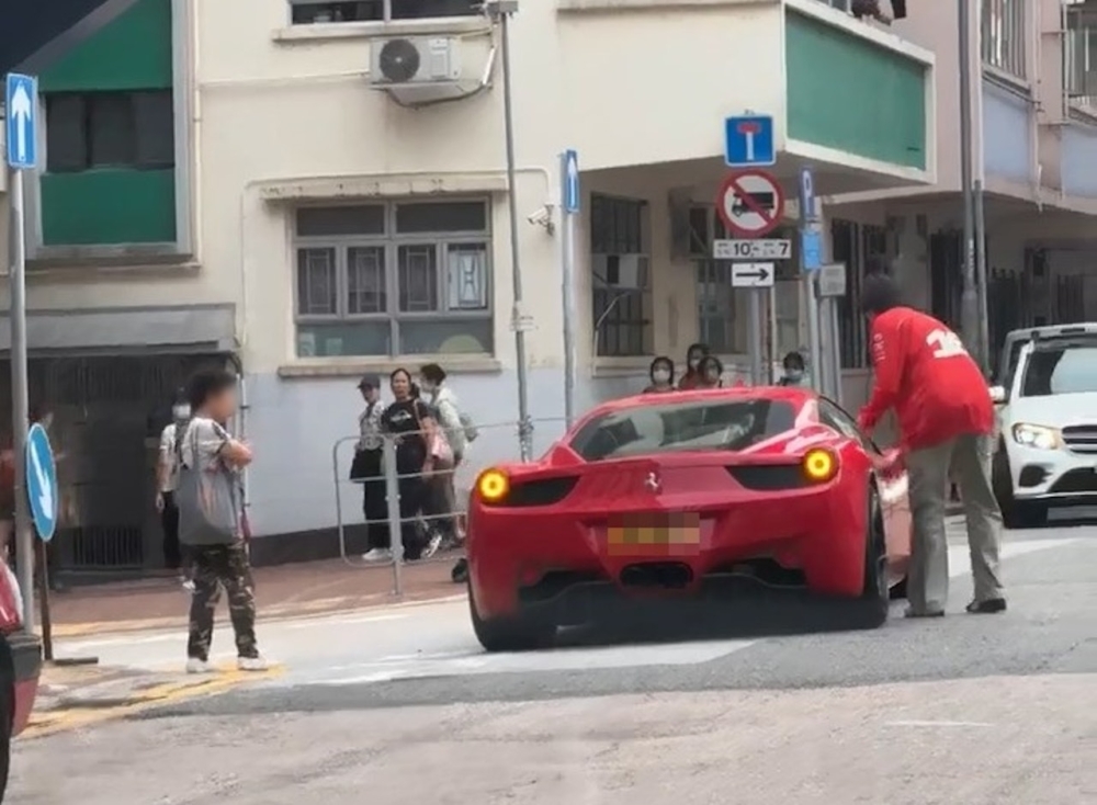 意外後雙方均沒有報警,不過整個過程就被網民車Cam全程拍低。