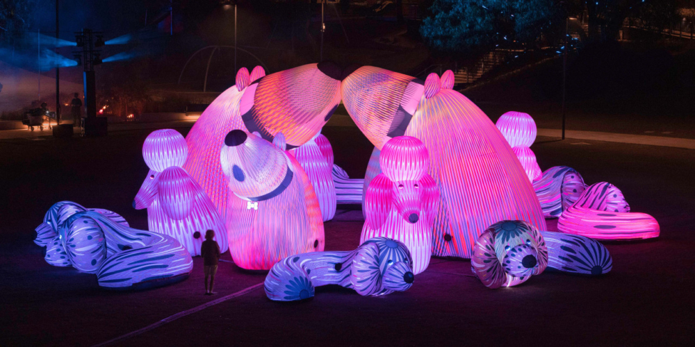 「Lost Dogs' Disco」裝置會在商場室內外不同角落展出，共有16隻巨型充氣狗狗，造型可愛、色彩繽紛！