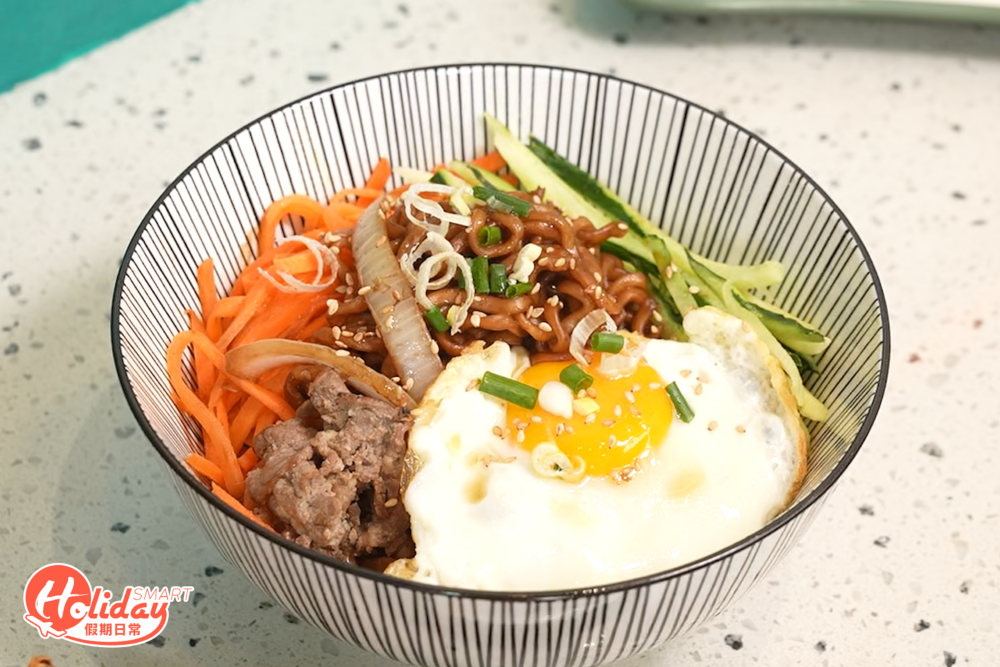 韓式拉麵配有牛肉和生蛋黃,同樣非常惹味。