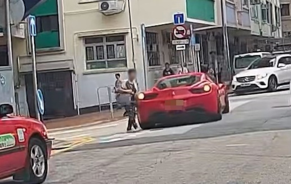 女子被倒車中的法拉利左邊車尾撞倒