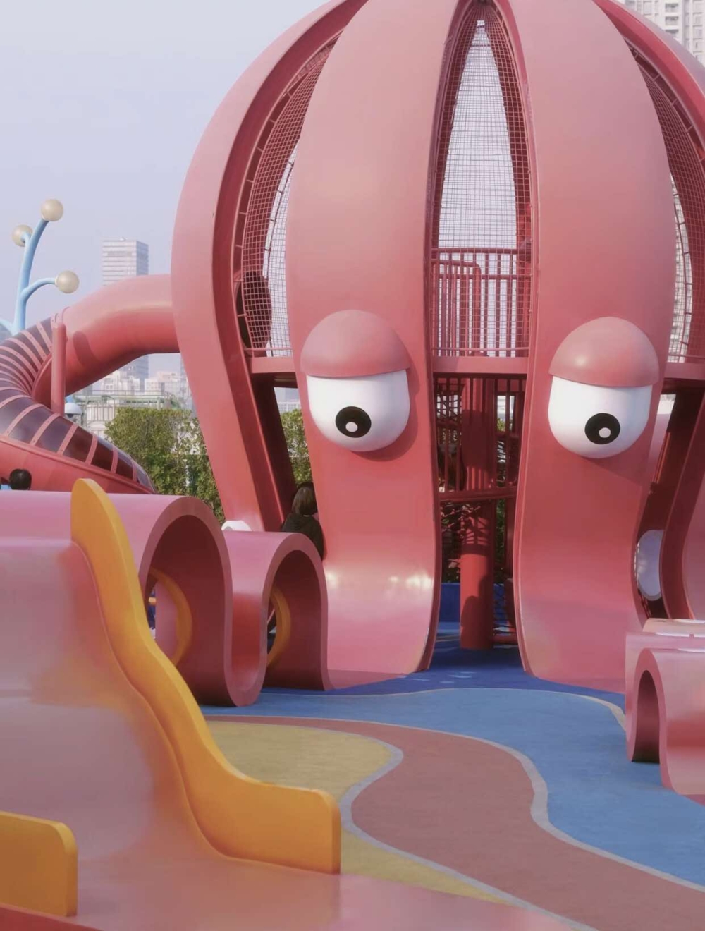 匯港二期5樓隱藏了一個免費空中遊樂園,色彩繽紛,打卡一流!