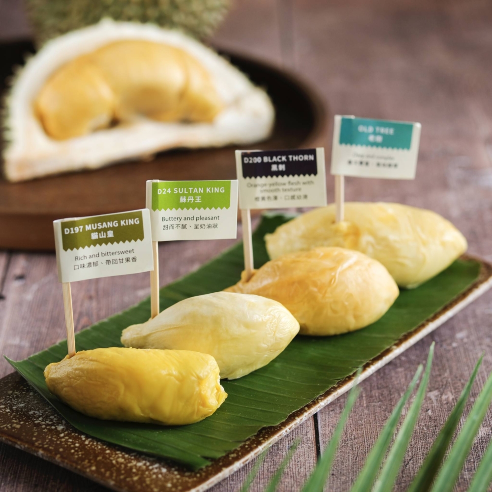 逢星期五至日及公眾假期惠顧「東南亞夜市及榴槤美食巡禮」自助晚餐，每位成人客人更可獲贈榴槤嘗味拼盤1份，一次品嚐四款是日精選新鮮榴槤！