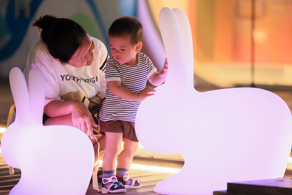 花園廣場佈置多個可愛發光玉兔～