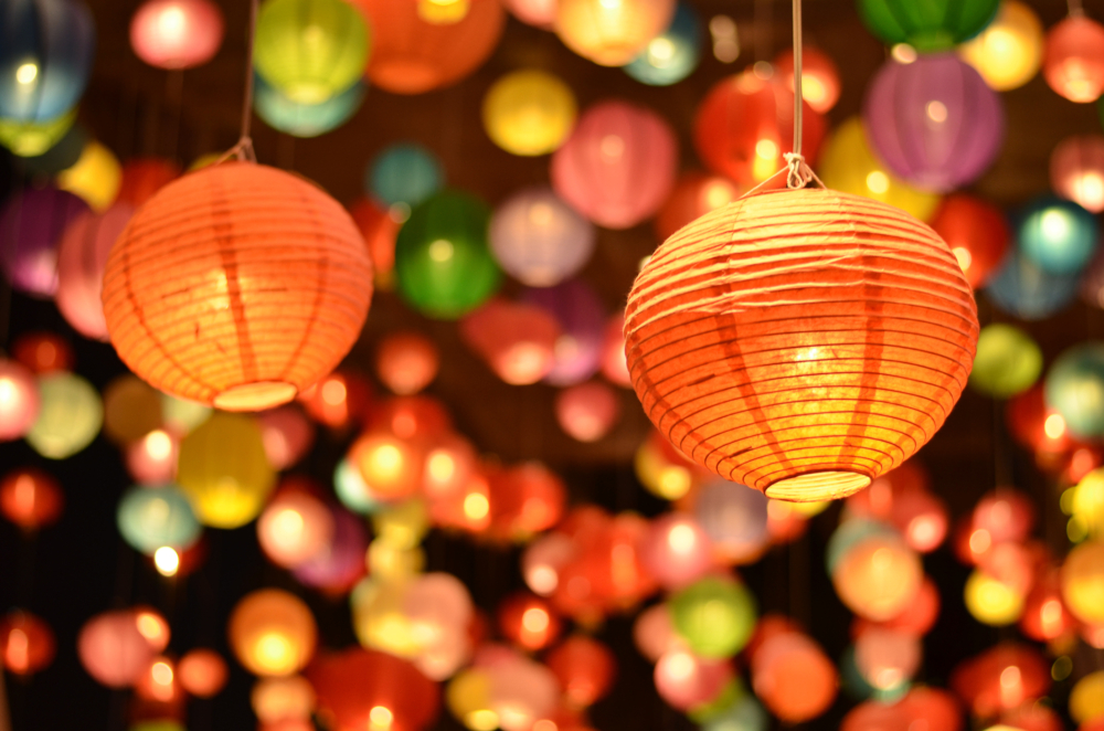 中秋節快到，又是一家人團圓食飯好時機！「成晚流流長」，除了談談近況，還可以一起猜燈謎。