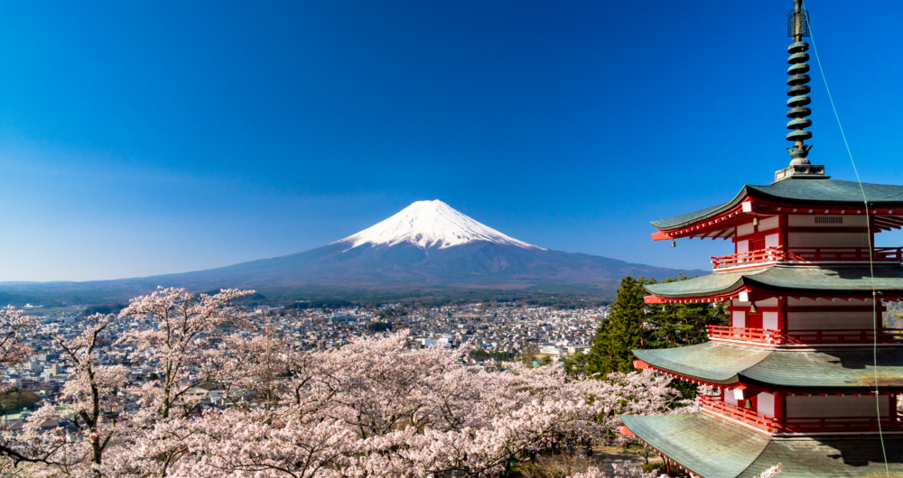 由即日起至8月18日,只要於機場任何店鋪、餐廳及機場網上商店累積消費滿港幣$10,000,即可獲贈東京/大阪來回機票一套。