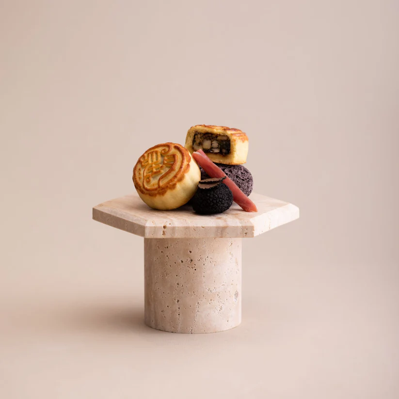 望月松露黑毛豬果仁月餅。