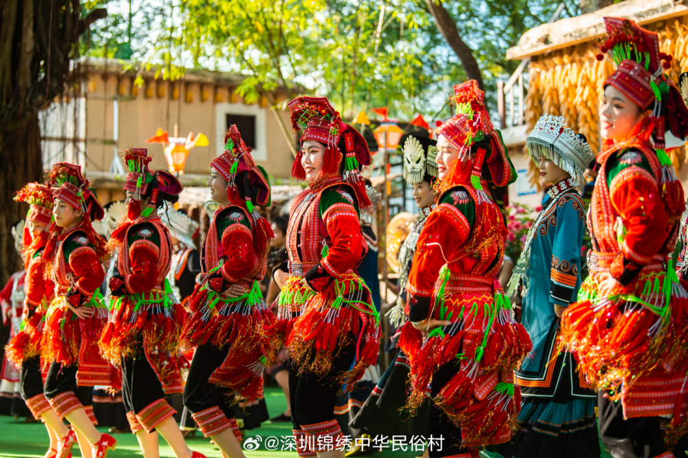 在民俗文化村可遊覽28個民族特色村寨！