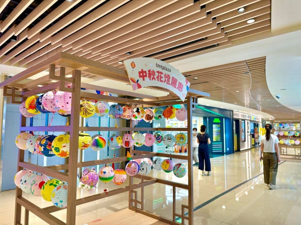 「中秋花燈展廊」展出150個由區內15間小學製作的創意燈籠。