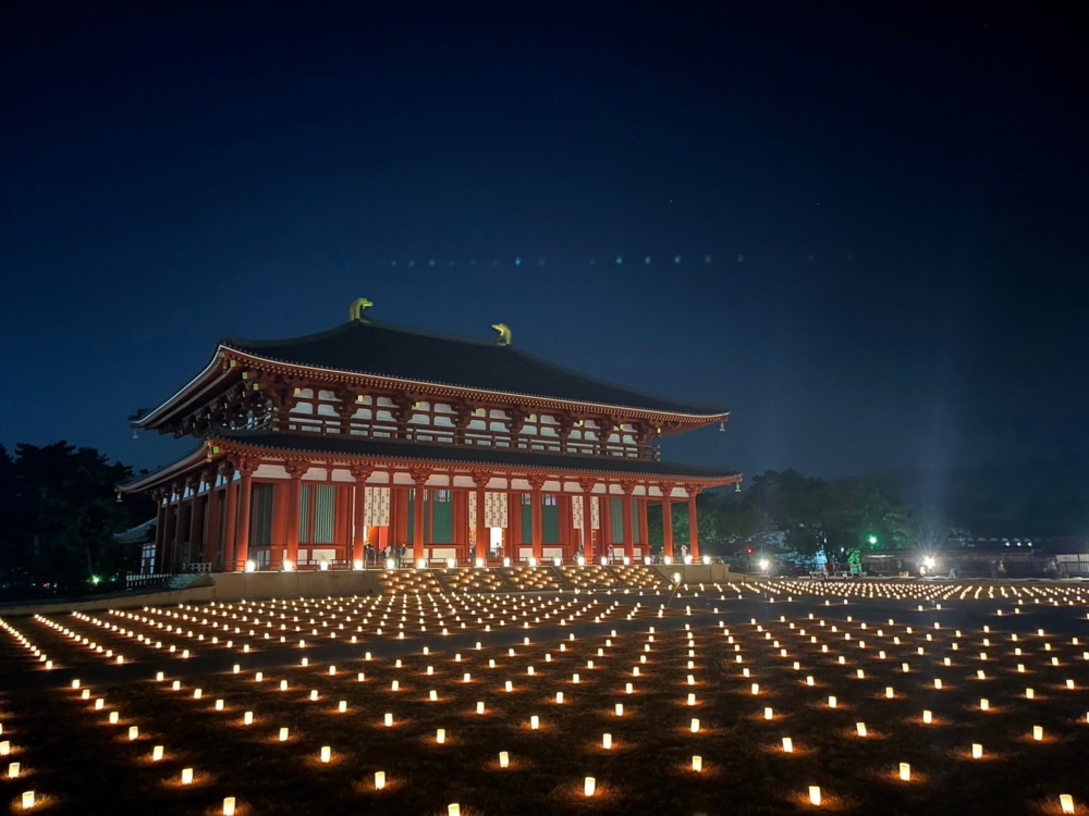 點點燭光在黑夜中點亮，讓這座古老寺廟更顯莊嚴。！