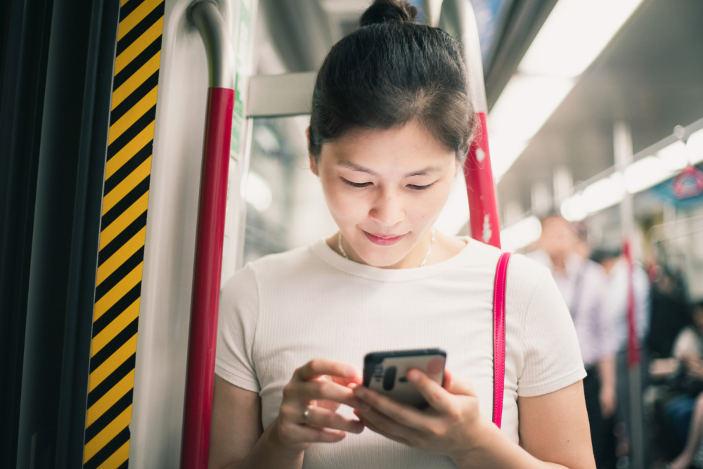 CMHK已成為港鐵3.3及3.5吉赫（3.3及3.5GHz）室內基站鋪設工程承建商，正逐步升級24個港鐵站的5G流動網絡，優化在港鐵站和車廂內的網絡體驗。