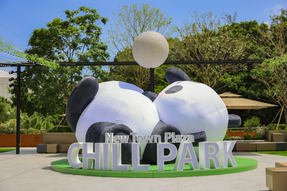 4米高「Panda Me & You 躺平曬月光熊」！