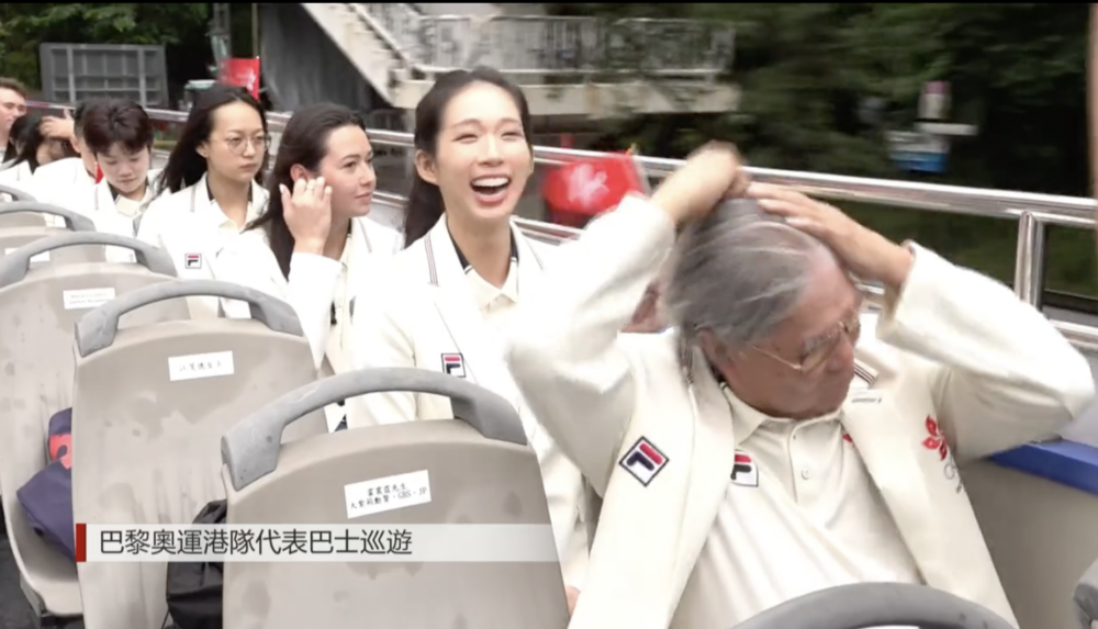 坐在巴士前排的更是首當其衝，吹到「頭髮亂了」