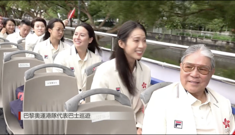 金牌劍后江旻憓與兩面銅牌得主「女飛魚」何詩蓓，一同乘搭開篷巴士進行巡遊