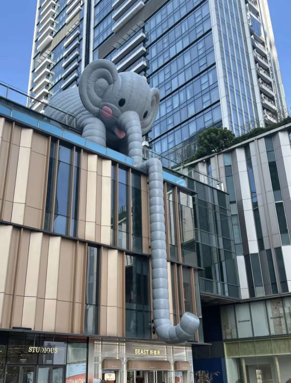 萬象天地的正門處設有一個標誌性的大象藝術裝置「Bubblecoat Elephant」，超可愛！