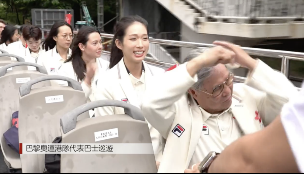 霍震霆拿出隨身攜帶的梳子重新梳靚個髮型，令身後得江旻憓見狀頓時笑得合不攏嘴。