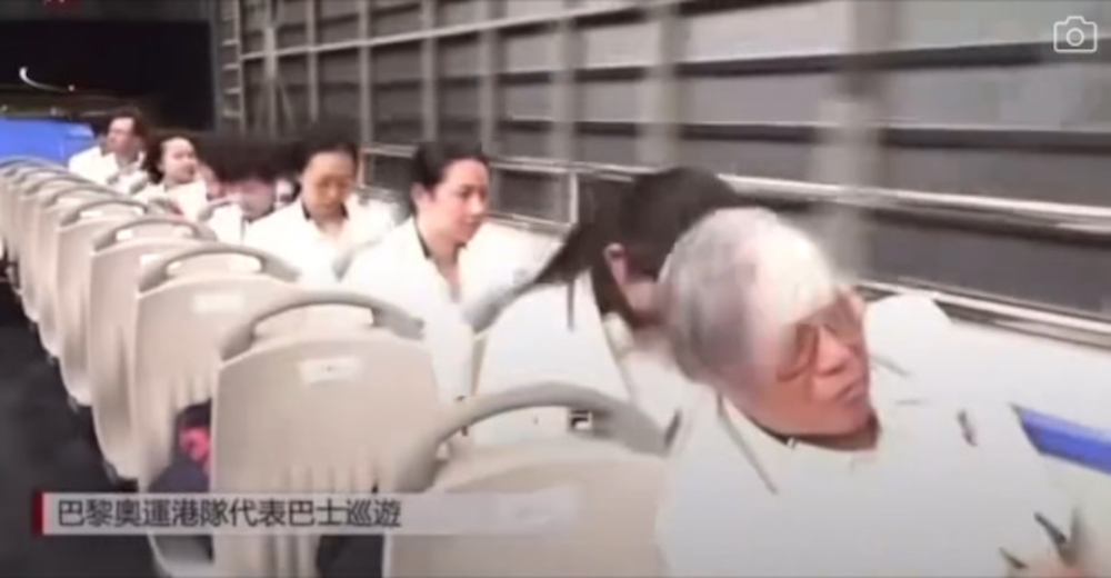 不少運動員坐在上層都被狂風「兜口兜面」吹到傻