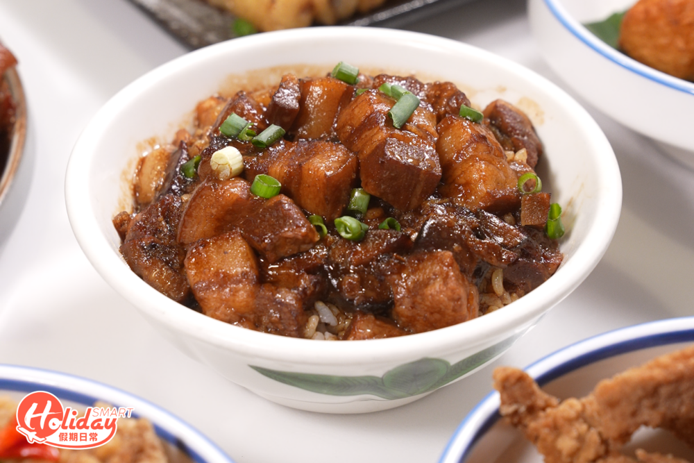 滷肉飯豬肉超肥美,醬汁濃郁可口。