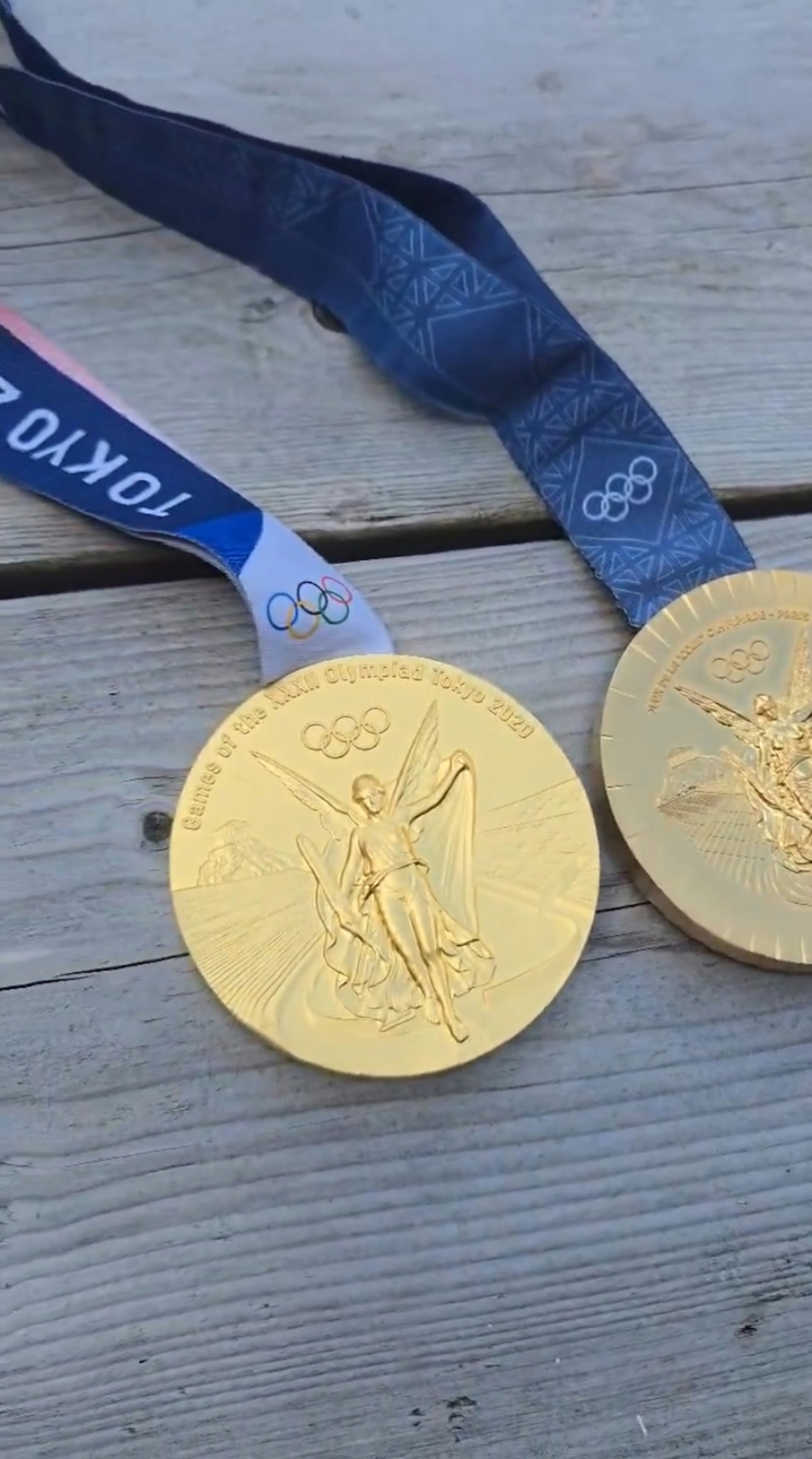 影片中可見他將兩屆奧運金牌擺在一起