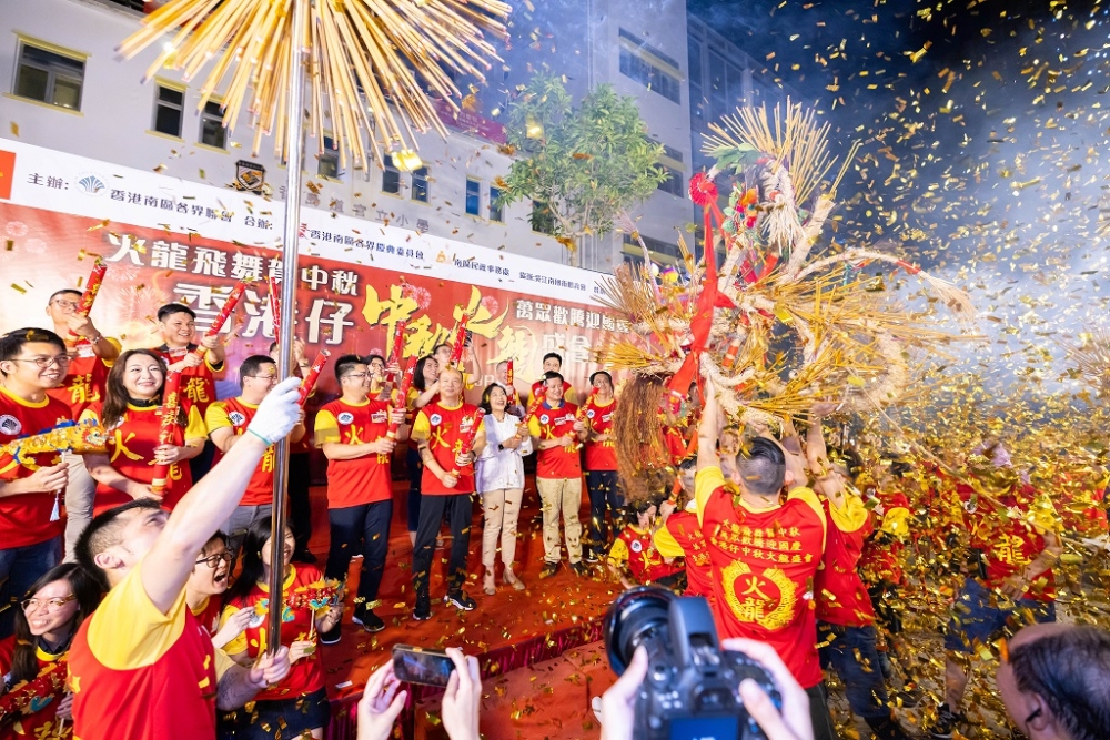 巨型火龍追隨「火珠」穿梭於香港仔一帶～