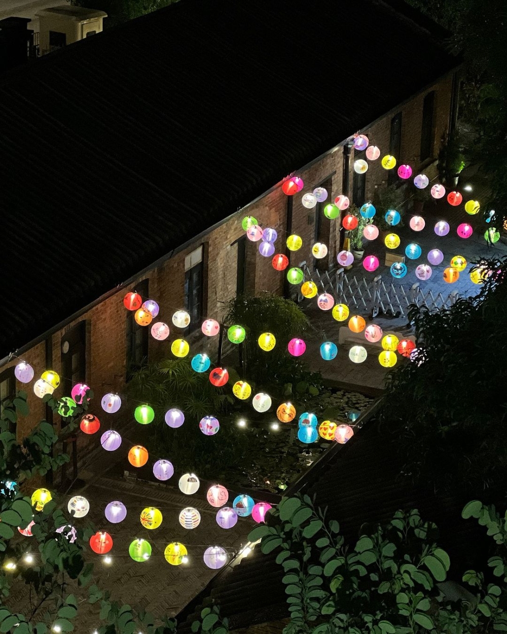 在文化館戶外區掛上約2千個由市民參與繪畫的中秋花燈～