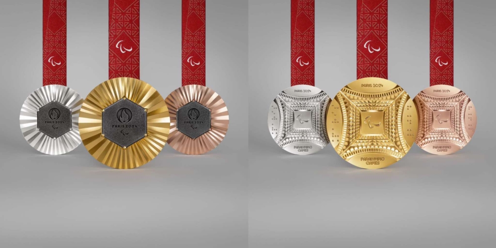 巴黎殘奧的獎牌背面是一個從巴黎鐵塔底下以低角度仰視鐵塔的設計，兩側分別以盲人專用點字方式刻上「巴黎」及「2024」。