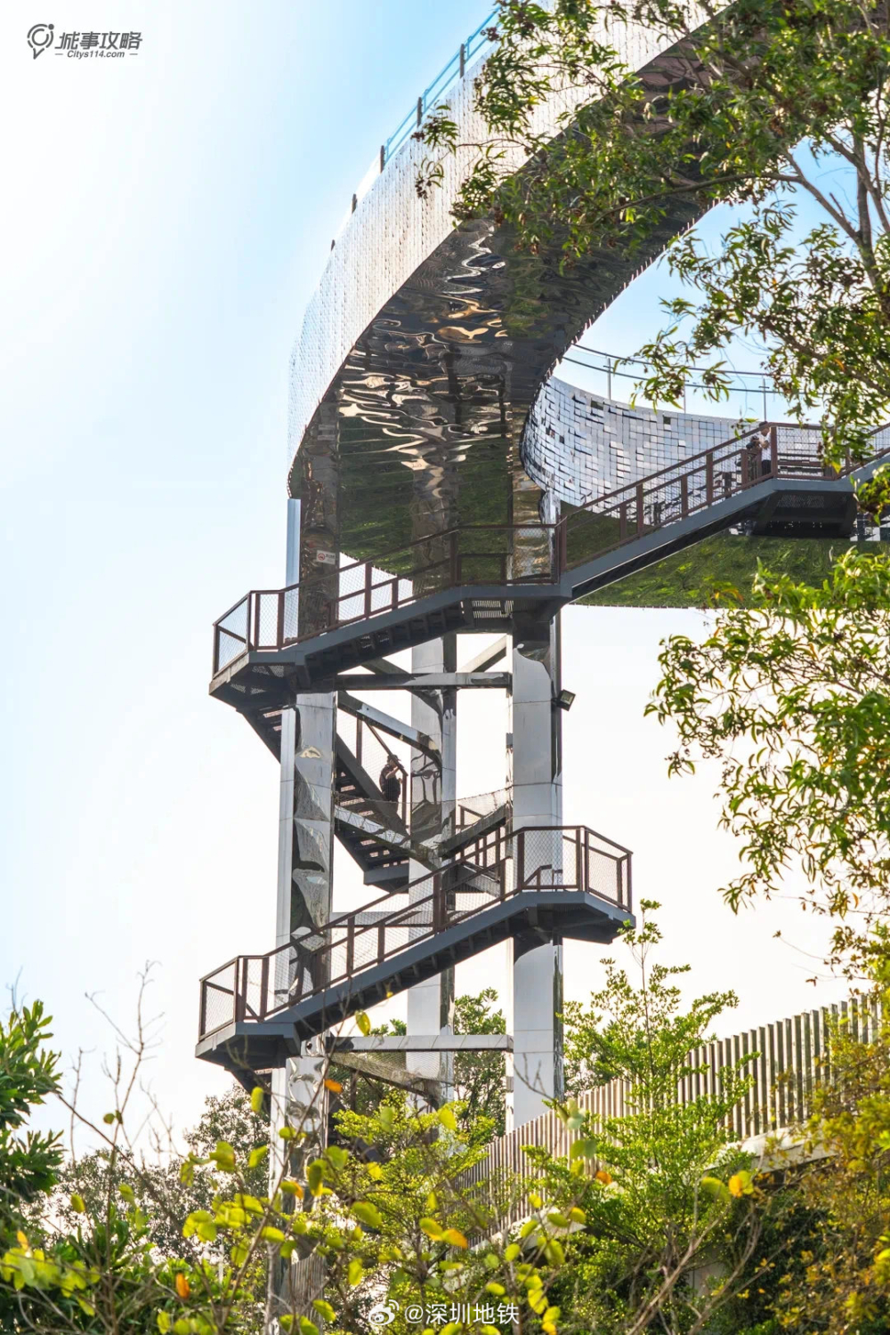 龍崗大嶺鼓公園內有一個超火爆的網紅打卡點「天空之盾」，位於公園制高點的盾形觀景廊橋。