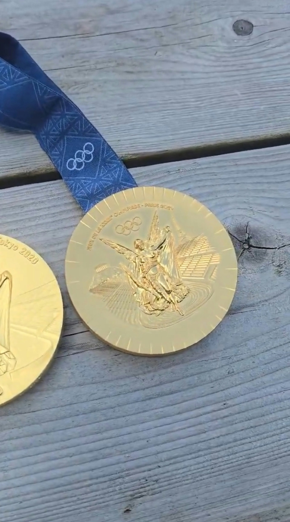 只是相較之下，右側安賽龍拿到手只有短短6天的巴黎奧運金牌，就顯得黯淡無光許多