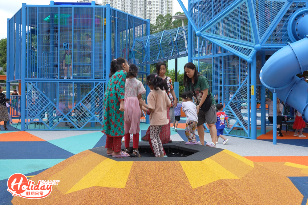 當然少不了彈床，足以讓小朋友大放電。