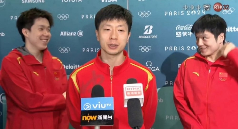 國家隊乒乓球男團半準決賽贏了法國後，王楚欽與樊振東及馬龍接受香港傳媒訪問