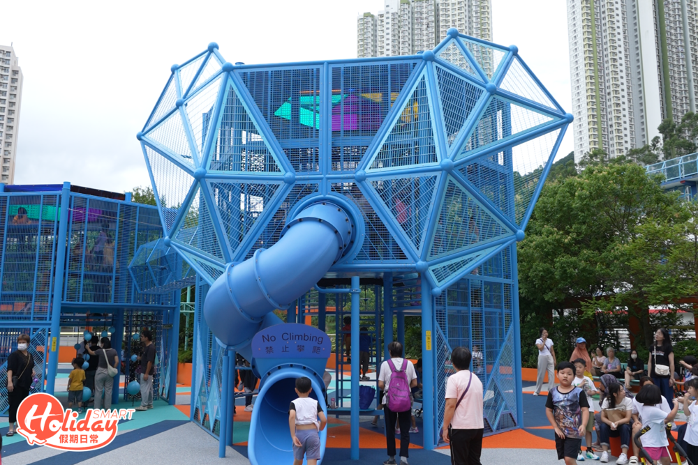 2.5米高的大象旋轉滑梯，外型設計相當可愛。