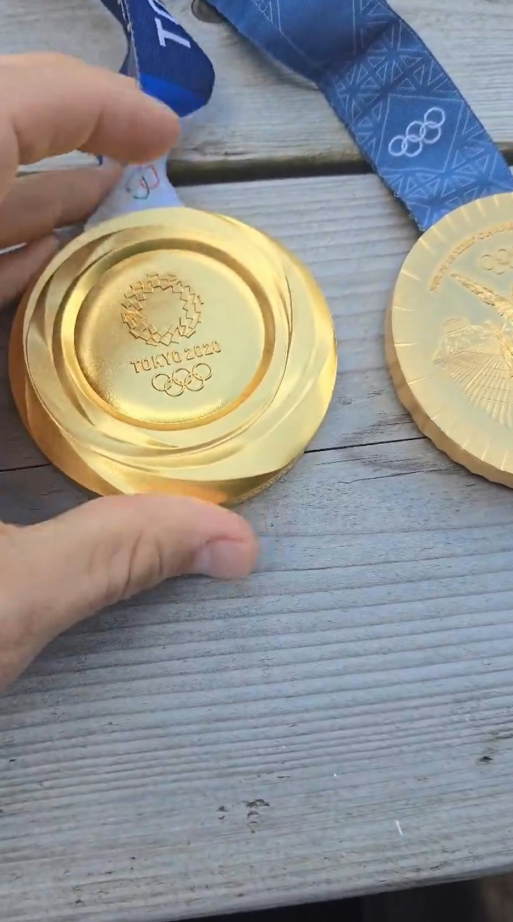 見左側的東奧金牌過了3年仍未出現明顯掉色、甚至還閃出金色的光芒。