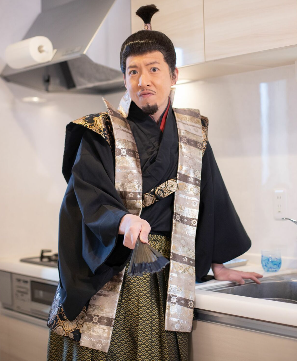 電視台不時都會邀請他亮相綜藝節目扮木村搞笑