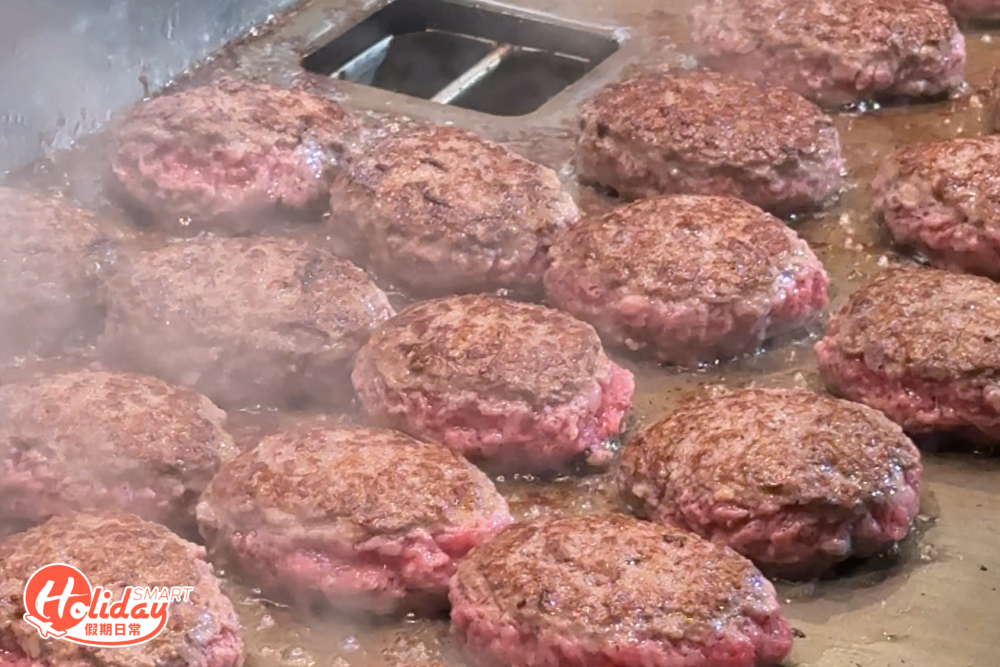 其後再將漢堡扒放在鐵板煎熟並鎖住用汁，食落牛味濃郁又juicy。