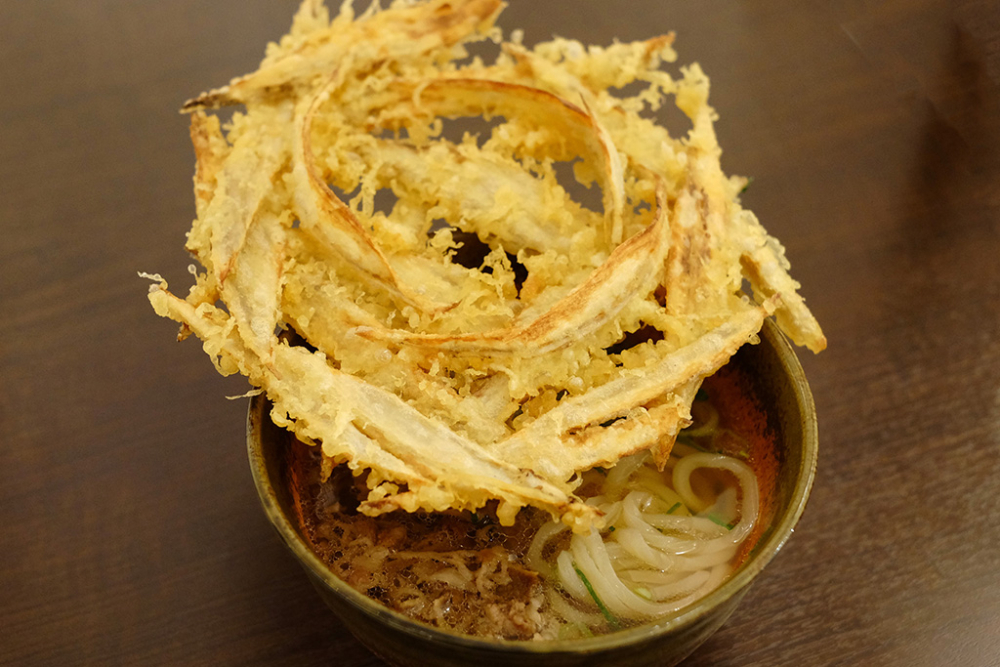 「大地烏龍麵」以現炸的特大牛蒡天婦羅為特色的「牛蒡天婦羅烏龍麵」。