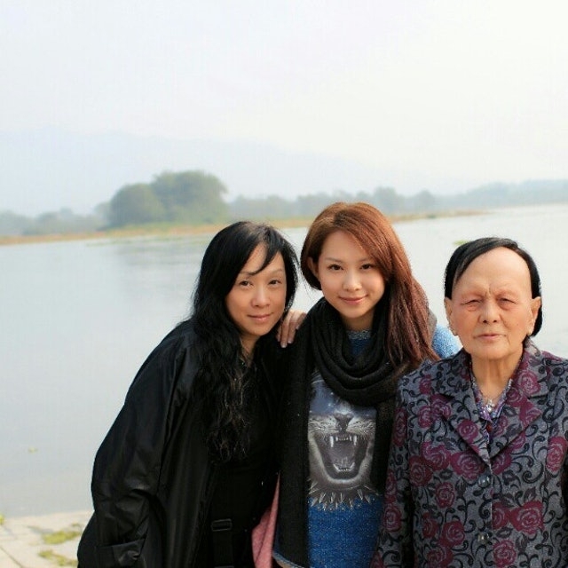 點讚分享 撰文：滬上公主 發佈日期：2024-09-20 12:18 更新日期：2024-09-20 12:19 官恩娜家族鉅額遺產爭產案開審 外婆4,000萬贈外孫 遺產全贈「契仔」有蹺蹊？ 3女質疑非自願轉帳 官恩娜（Ella）外婆勞笑鳳在2014年9月去世，她生前訂立遺囑將名下所有資產全數贈予「契仔」，即官恩娜母親麥銀麗的無業男性好友馮明業，其長女麥銀娣、三女麥麗萍及么女麥美華入稟高等法院要求法庭裁定遺囑無效。案件今日（19日）於高等法院開審，原告方指出勞笑鳳生前轉移賣樓套現及定期存款等逾4000萬元的資產予孫子官仲銘（官恩娜兄長），質疑官恩娜一家不當影響勞笑鳳立遺囑，令另外三名女兒失去遺產受益權，無法追討母親生前疑被迫送贈官仲銘的資產，冀法庭裁定遺囑無效。雖然官恩娜及其兄長官仲銘為本案重要證人，但與訟雙方確認兩人不會為本案出庭作供。 官恩娜一家（IG@myyk） 原告為死者勞笑鳳的3名女兒麥銀娣、麥麗萍及麥美華，被告則為勞的次女麥銀麗（官恩娜母親）及麥銀麗的男性好友暨勞笑鳳「契仔」馮明業。原告方丘啓昌大律師指，已故母親勞笑鳳為文盲，為人吝嗇，錙銖必較，勞生前出現強迫症及焦慮症的徵狀，亦被診斷患上認知障礙及白內障，故認為勞沒有行為能力訂立遺囑，根本不知道遺囑內容。而勞笑鳳自2011年與麥銀麗同住，期間起居生活由麥銀麗照顧，其名下四個物業出租事宜改由「契仔」馮明業處理，亦與原告方減少聯絡。 官恩娜外婆勞笑鳳（右）；官恩娜的母親麥銀麗（左）官恩娜妹妹官恩沂（中）