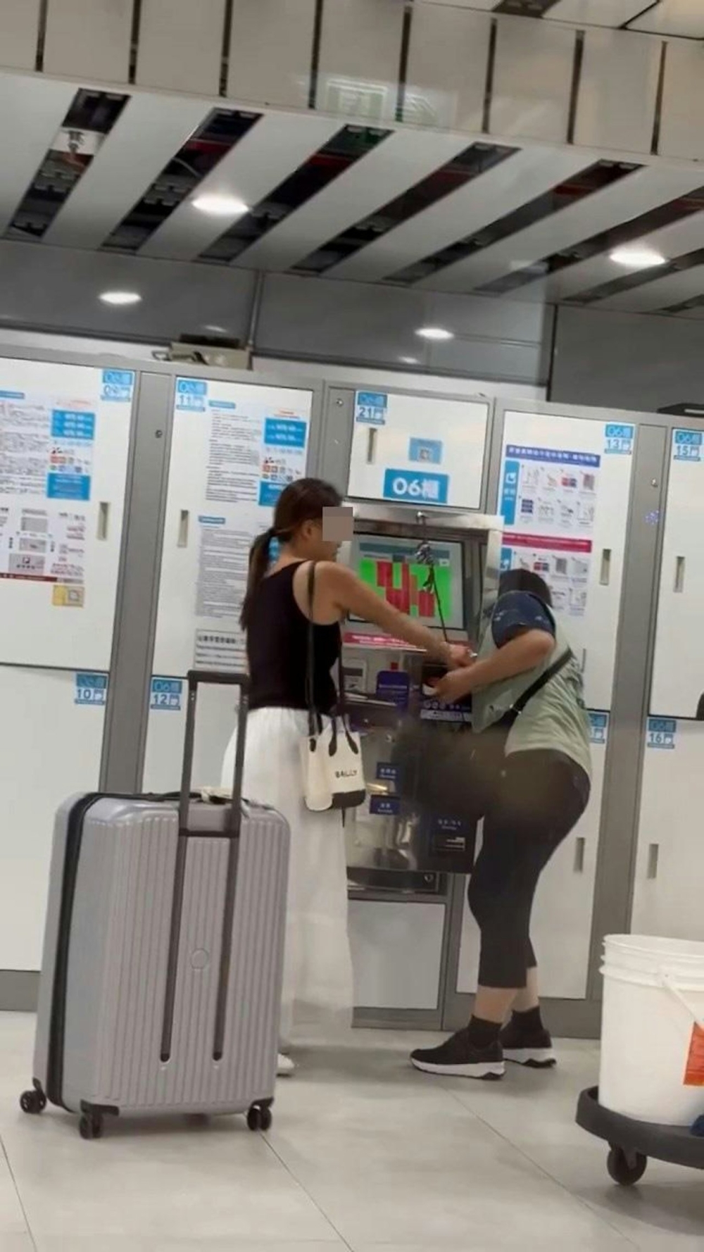 女子在職員詢問其徵收費用時，大喊：「總共多少錢，我是有錢人。」然後把錢掟向職員