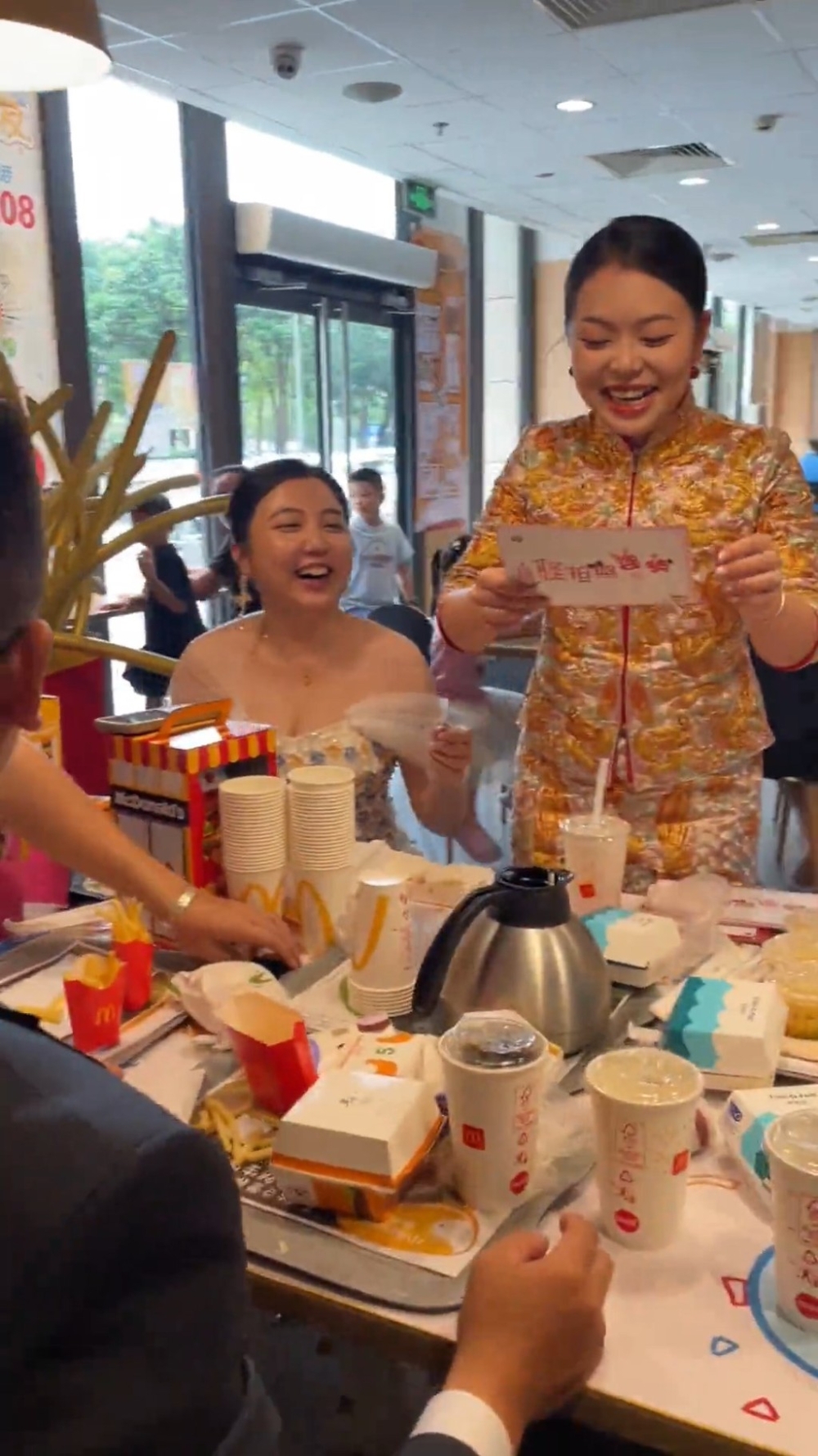 在場仍有其他食客，亦有外賣車手如常出入