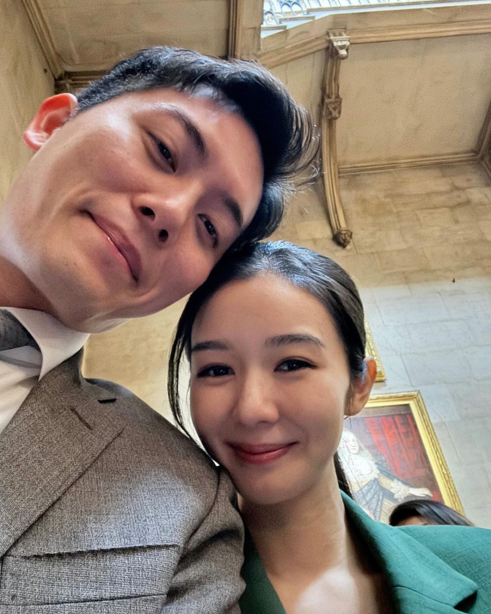 麥明詩面容和身形就似乎發福不少