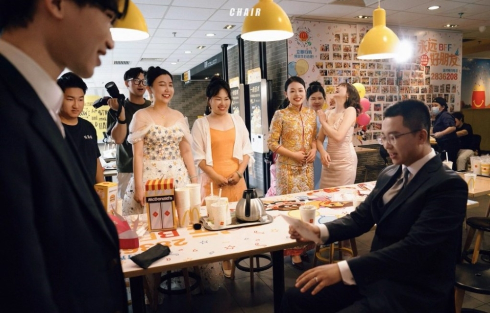 新人表示覺得在這樣一個充滿回憶的地方舉辦婚禮，更有意義