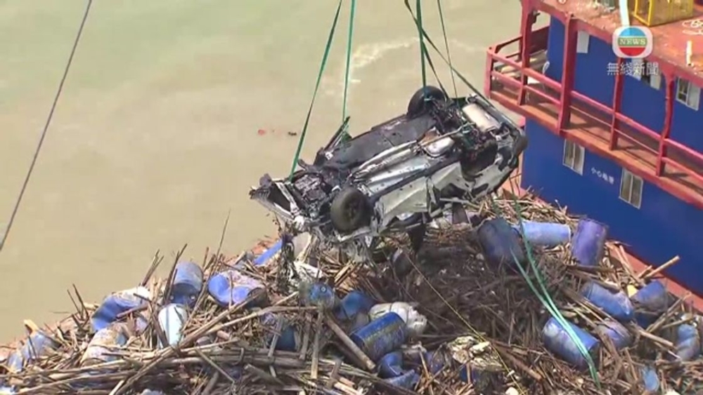 檢驗時人員於事發車廂內，檢獲該公仔的殘軀，公仔殘軀舉起右手且右腳波鞋甩脫。