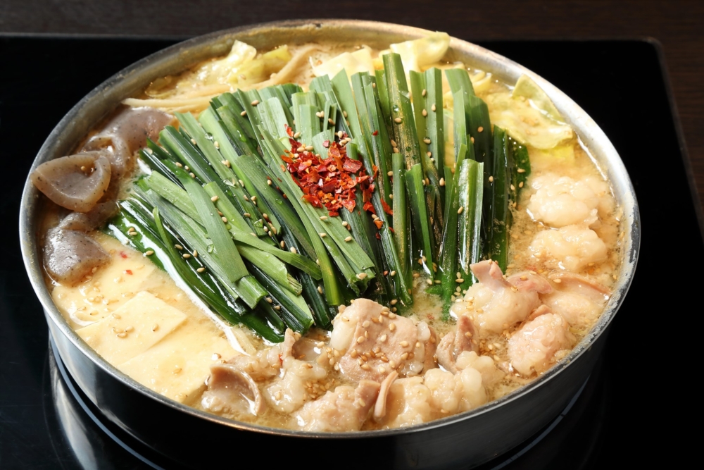 「Yamanaka」採用油脂比例恰到好處的國產牛雜,搭配經典白味噌高湯,並加入韭菜及高麗菜等鮮甜食材,口感一絕~