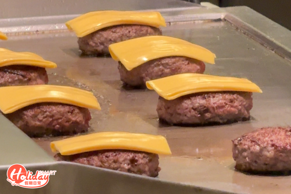 除原味漢堡扒外，必試超邪惡芝士漢堡扒，於扒上鋪上厚厚的芝士