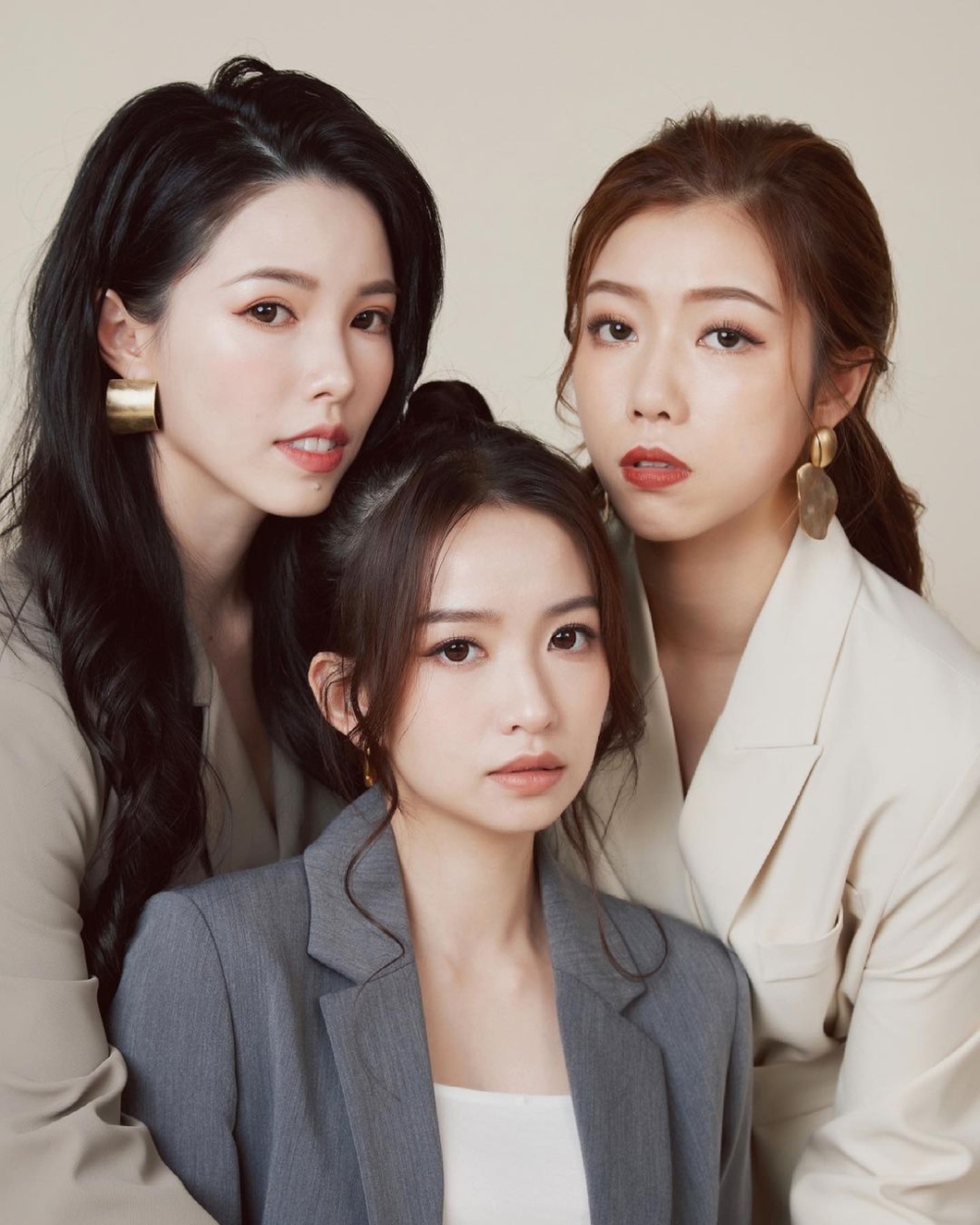 R更曾與Doris及Yelo組成「DRY」組合。