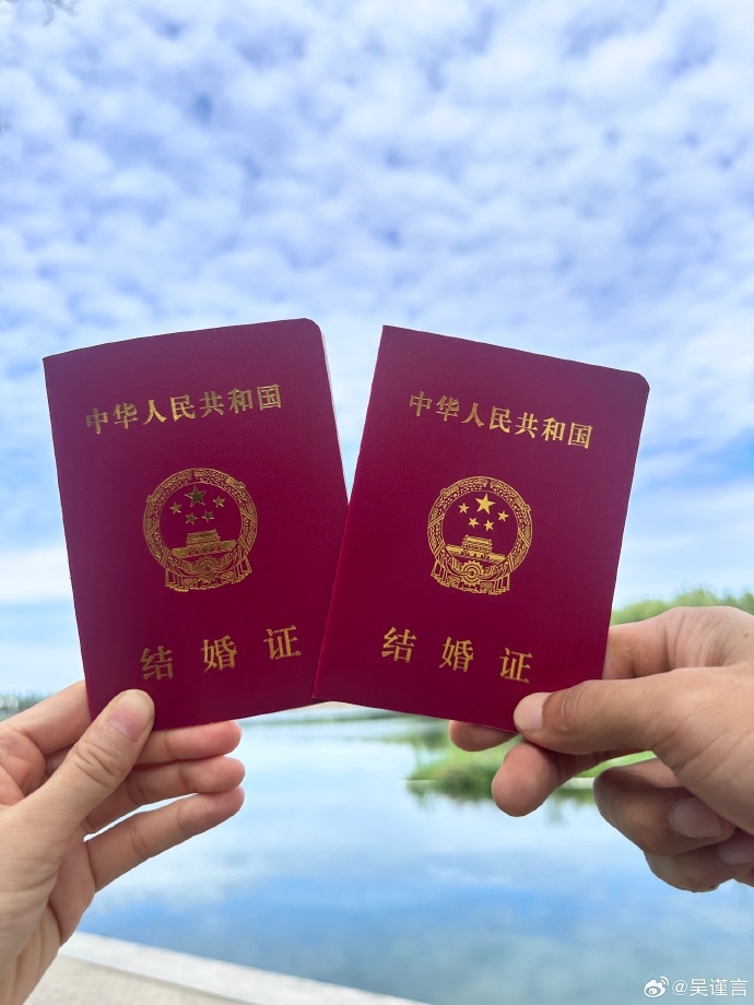 于正透露兩人已交往7年，不過這期間被拍到多次，都是其幫忙否認。