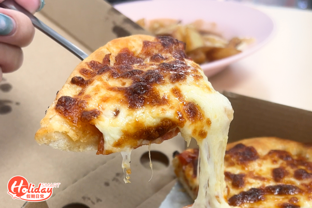 芝士份量一樣落得極重手,多到幾乎把辣肉腸蓋住。