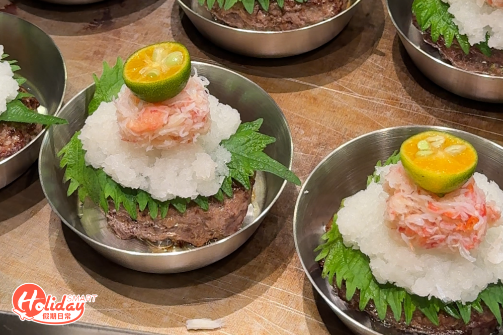 隨著新店開張，店家也提供期間限定餐牌，推出用蟹肉和蘿蔔絲製成的和風「和牛蟹肉漢堡扒」