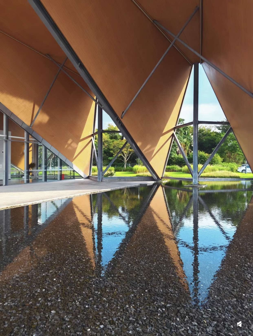 左岸科技公園的建築及設施以幾何圖形的概念打造。