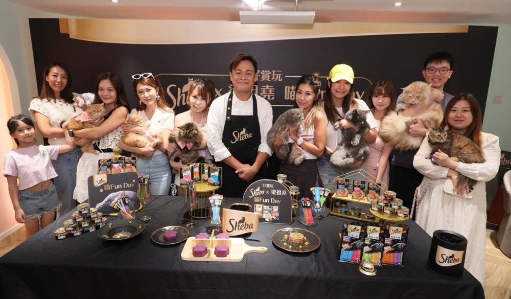 梁祖堯與眾貓主合照。