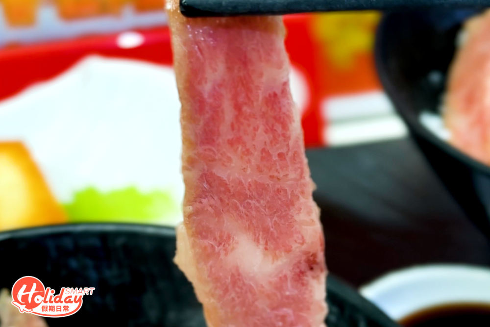 店家選用由鹿兒島直送的A5和牛入饌，每碗約有5塊，肉質軟嫩又油脂豐富